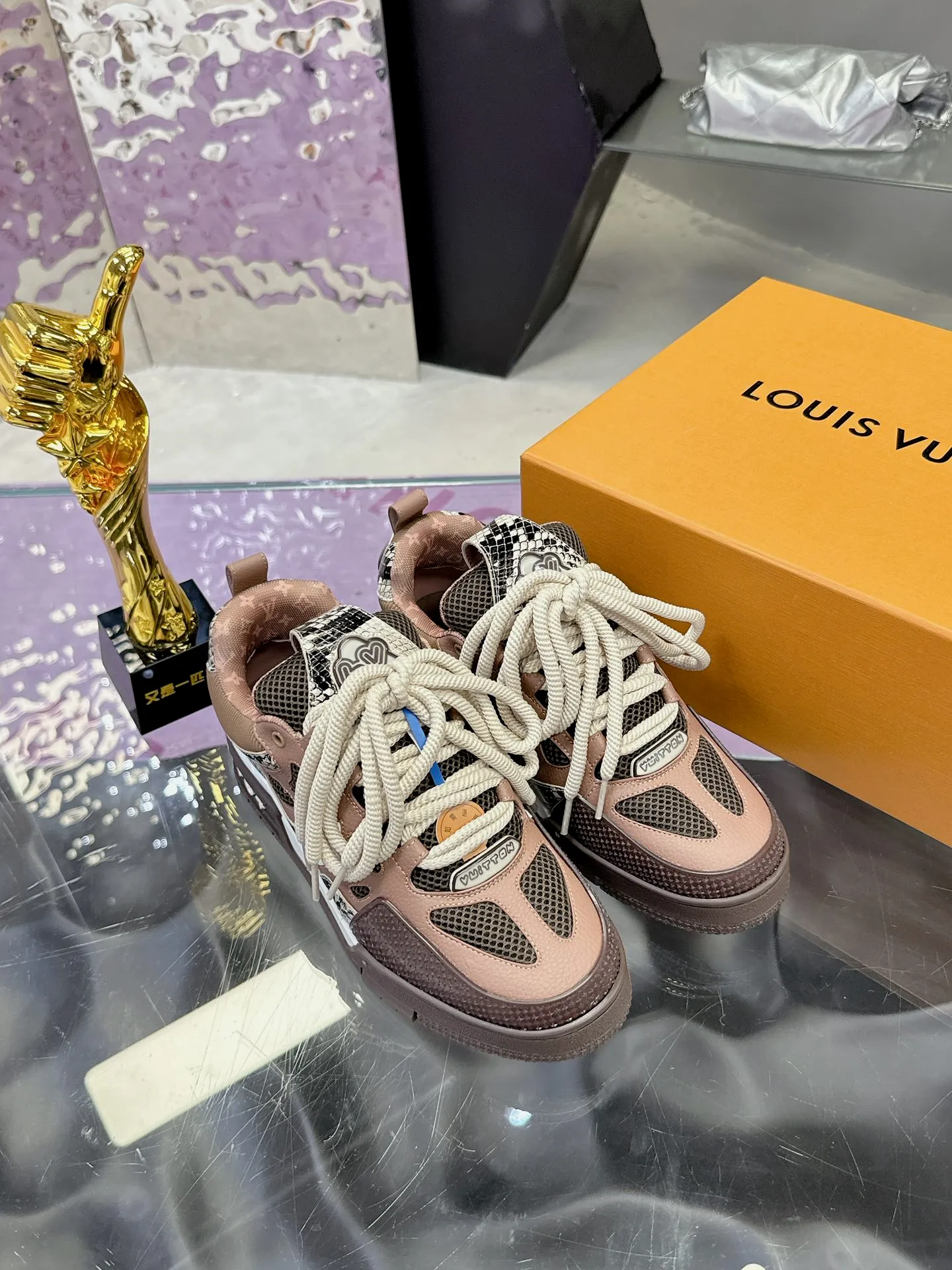 Men's shoes 💰900❤️❤️❤️ 𝙇𝙑 Bread shoes have added new colors 💓 Craftsmanship series 𝟐𝟎𝟐5/𝐒𝐒 𝐧𝐞𝐰 Louis Vuitton catwalk skate shoes are popular, LOUIS VUITTON Trainer is undoubtedly one of the most successful Sneakers launched by luxury brands, but the pace of exploration will not stop. LOUISVUITTON will also bring a new series of skateboard shoes in the spring of 2025. The new series in the picture returns to the 90s Chunky Skate Shoes look and feel. The uppers are made of leather and mesh. The fat silhouette and thick shoelaces are very eye-catching. It is expected to have quite a few colors like the Trainer. Judging from the previous DIOR show skate shoes, this chunky style may be even stronger next year. 💎 Size: Female 35-40 Male 39-46